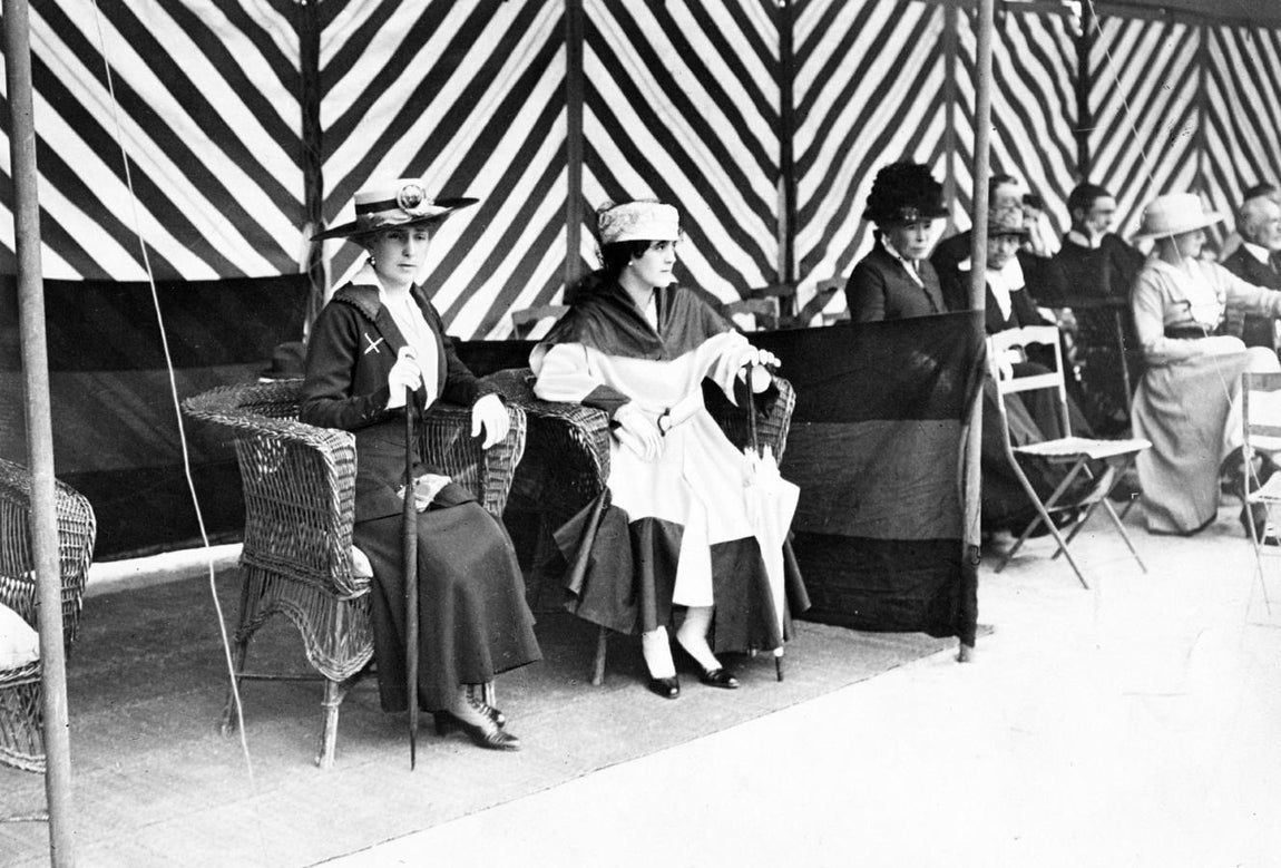 Real Club Puerta del Hierro. Desde sus inicios, la membresía de este club social estuvo compuesta por las personalidades más selectas de la alta sociedad española, y así sigue siendo a día de hoy. La mayor parte de los socios pertenecen al Puerta del Hierro por herencia o matrimonio, algunos apellidos ilustres que pasearon sus instalaciones son Martínez de Irujo, Kopowitz, Yllera, Satrústegui, Gómez-Acebo o Falcó. Su actual presidente es Fernando Ramírez de Haro, marido de Esperanza Aguirre, también lo presidió Pedro Morenés. En la imagen, tomada en 1916, la reina Victoria Eugenia asiste al campeonato de «Lawn tenis»