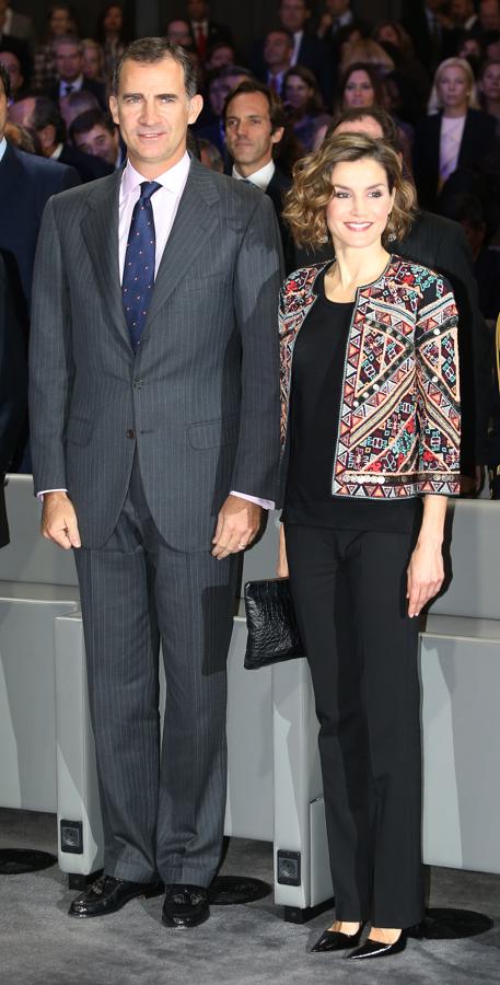 «Low cost». Doña Letizia no se resiste a lucir las últimas tendencias del mercado, como la chaqueta étnica de abalorios que agotó Zara