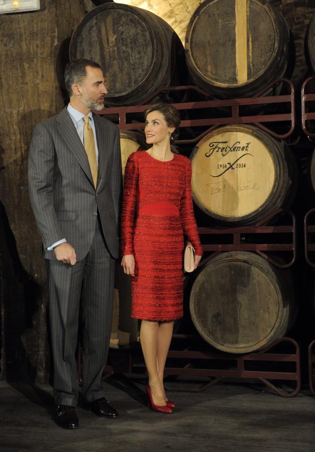 Para la ocasión. Como el color con el que brindaron en la sede de Freixenet en 2015, la Reina lució, como es habitual, un vestido en rojo en crepe de Felipe Varela