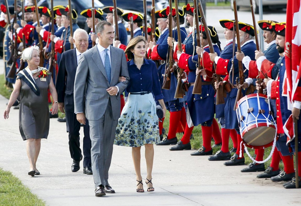 Prendas que nunca fallan. En ese mismo viaje, la Reina Letizia se decantó para la visita al Castillo de San Marcos por una falda azul estampada de flores y una blusa azul marino, de Carolina Herrera. Un look muy acertado que combinó con unos pendientes en tonos muy similares de la firma Tous