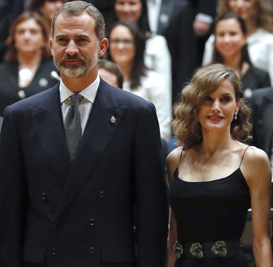 Años 20. Rememorable también fue este vestido lápiz de tirantes en punto negro con cinturón de flores de cristal, que lució en la entrega de galardones en el Auditorio de Oviedo