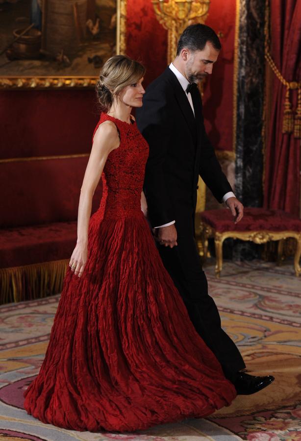 Todo al rojo. Como en casi todos los actos importantes, Doña Letizia se decanta por el color rojo. No es de extrañar, teniendo en cuenta que es uno de los que mejor le sientan. Para la cena de gala ofrecida por el Presidente de México en el Palacio Nacional (2014) se decantó por uno plisado y de guipur
