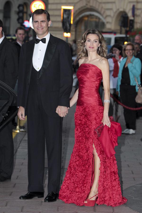 Alfombra roja. Otro diseño espectacular de Felipe Varela en color carmesí lució en la gala previa a la boda de Victoria de Suecia con Daniel Westling en Estocolmo. Vestido compuesto por un corpiño ajustado y falda con pequeñas flores con una amplia abertura que dejaba ver sus piernas. Para complementar, unas sandalias a juego, pendientes de aros en blanco de diamantes y brazalete de la firma Cartier