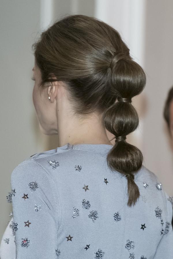 Peinado de moda. Llamativa fue la coleta de burbujas o «bubble ponytail» que lució este año en la celebración del 60 aniversario de la agencia Europa Press
