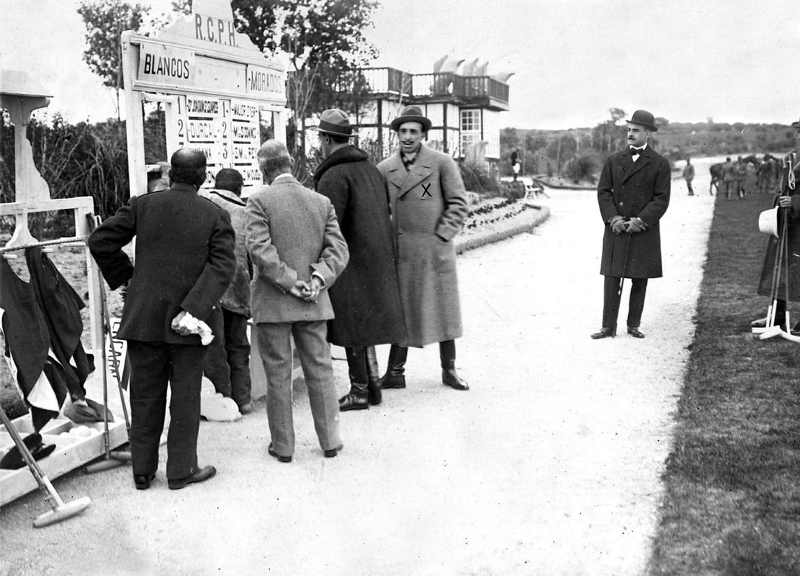 Real Club Puerta del Hierro. La idea fundacional era el deporte. Un grupo de nobles capitaneados por Carlos María Fitz James-Stuart, VI Duque de Alba, soñaban con fundar un club de polo inspirado en los elegantes clubes ingleses. El entonces monarca Alfonso XVIII se unió a la iniciativa en el año 1895 y crearon el Madrid Polo Club