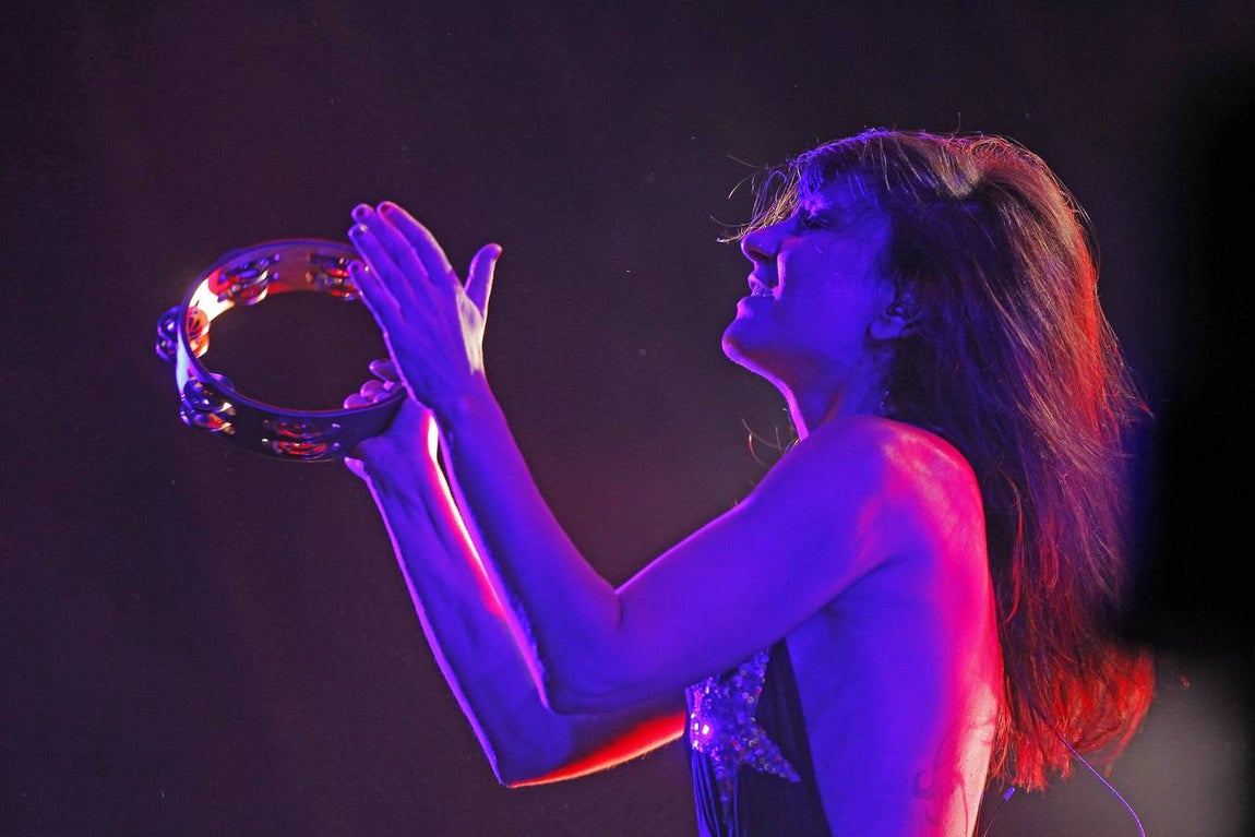 Las mejores imágenes del vibrante concierto de Amaral en Sevilla