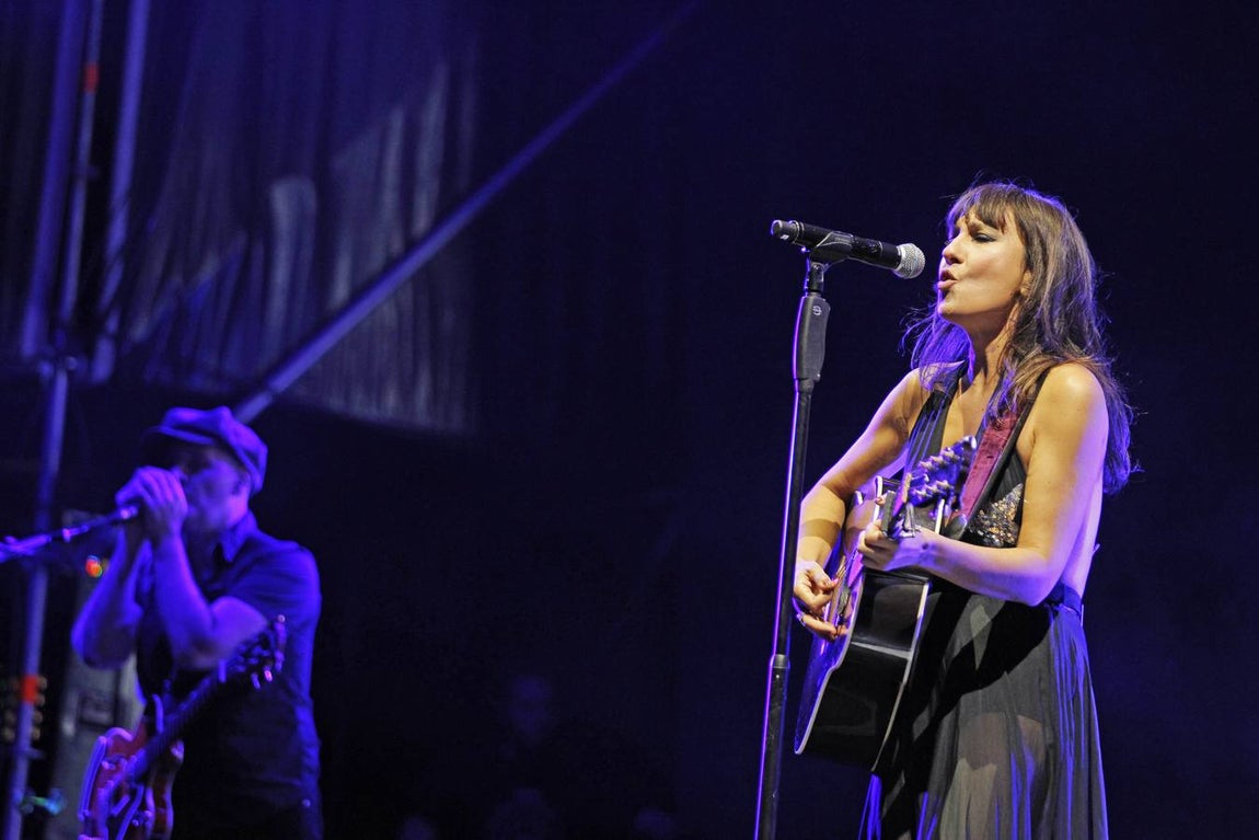 Las mejores imágenes del vibrante concierto de Amaral en Sevilla