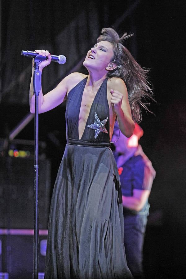 Las mejores imágenes del vibrante concierto de Amaral en Sevilla