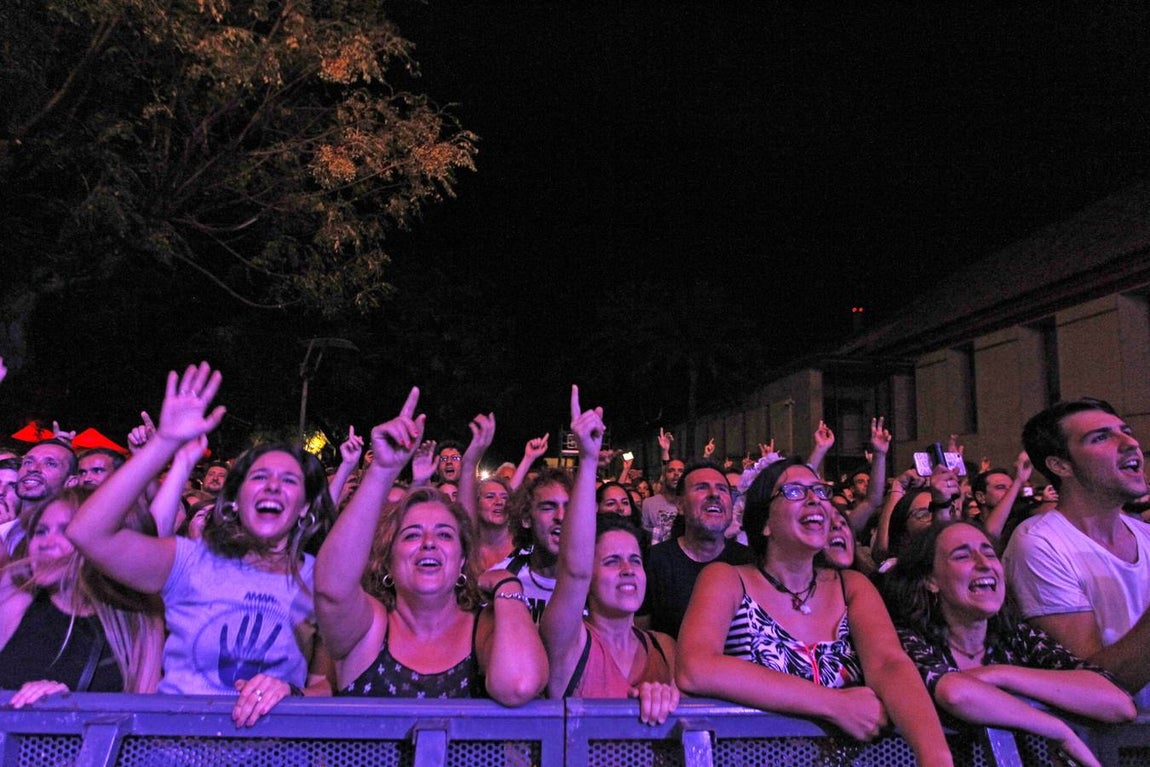 Las mejores imágenes del vibrante concierto de Amaral en Sevilla