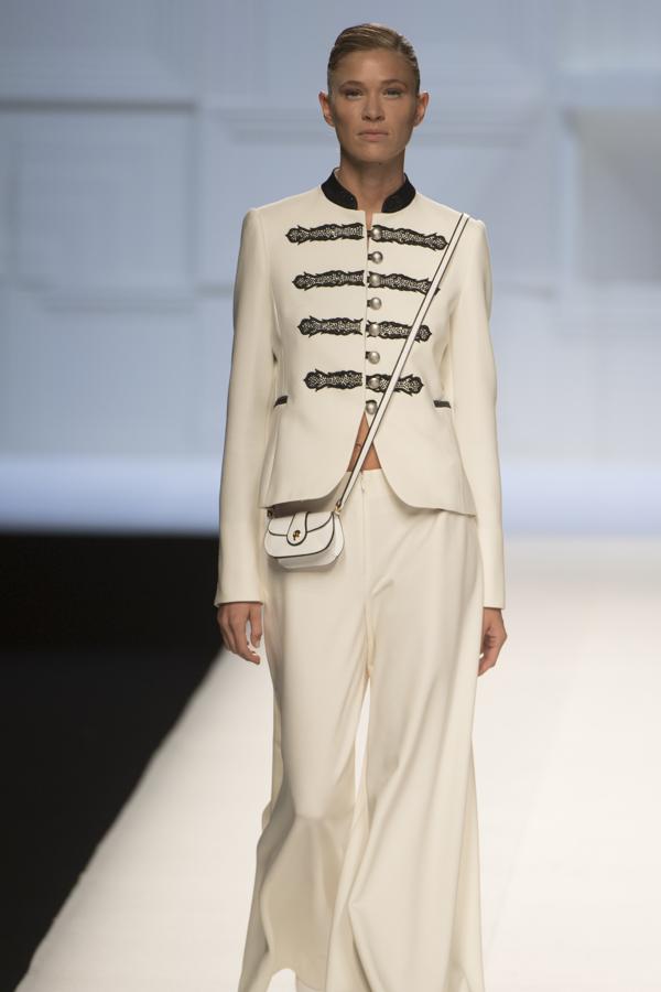 Volvió a sus orígenes, a sus trajes sastres, a su Príncipe de Gales y a sus capas y capelinas. 