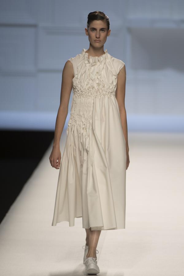 Volvió a sus orígenes, a sus trajes sastres, a su Príncipe de Gales y a sus capas y capelinas. 