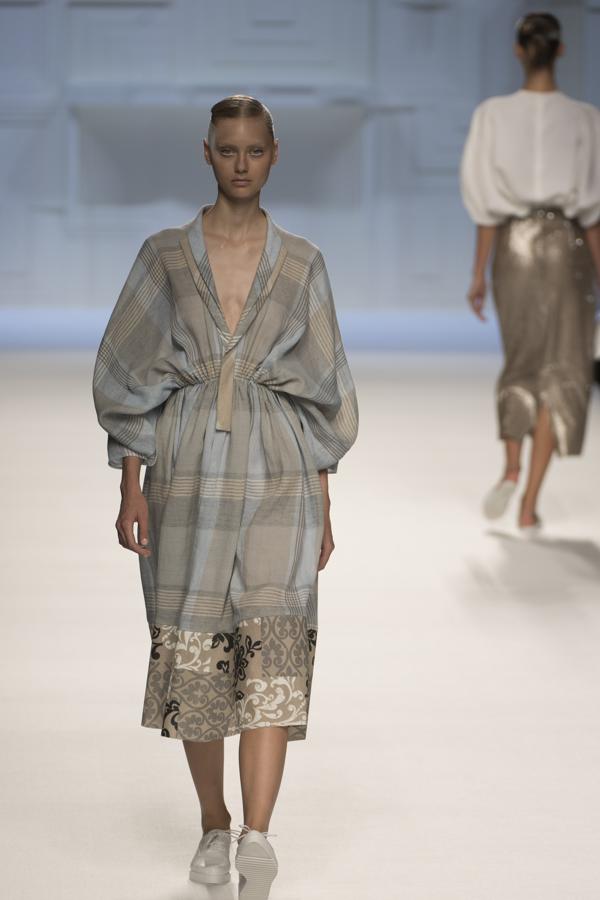 Volvió a sus orígenes, a sus trajes sastres, a su Príncipe de Gales y a sus capas y capelinas. 