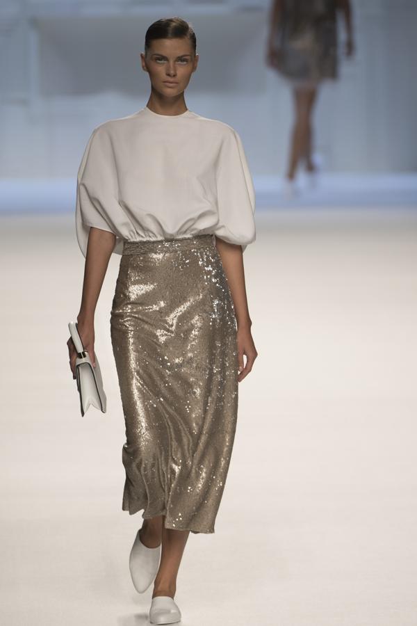 Volvió a sus orígenes, a sus trajes sastres, a su Príncipe de Gales y a sus capas y capelinas. 