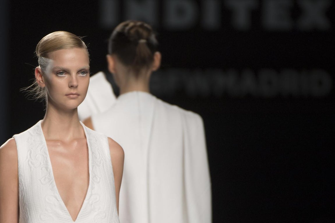 Volvió a sus orígenes, a sus trajes sastres, a su Príncipe de Gales y a sus capas y capelinas. 