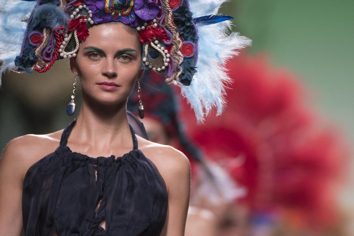 Su tierra por bandera, y sus oros y estampados como estandarte. 