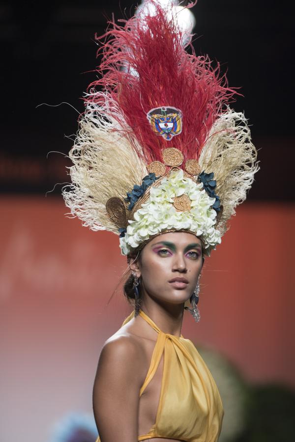 Su tierra por bandera, y sus oros y estampados como estandarte. 