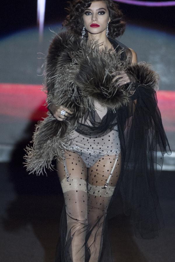 Tocados de estolas y plumas. 