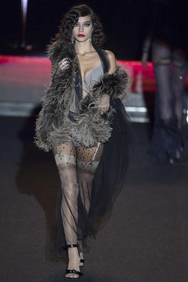 Tocados de estolas y plumas. 