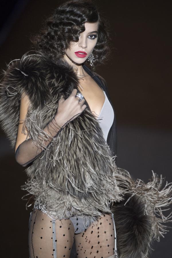 Tocados de estolas y plumas. 