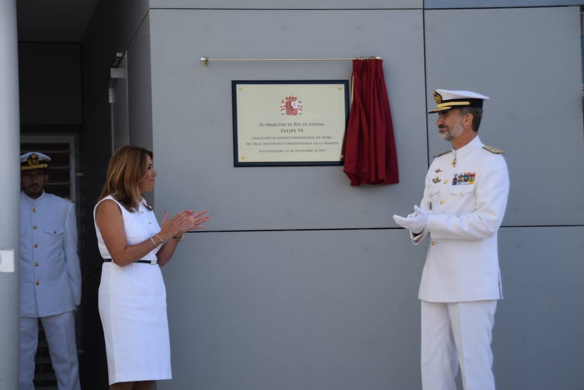 Don Felipe descubre la placa que inaugura el Laboratorio de Hora