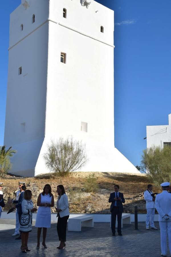 Don Felipe descubre la placa que inaugura el Laboratorio de Hora