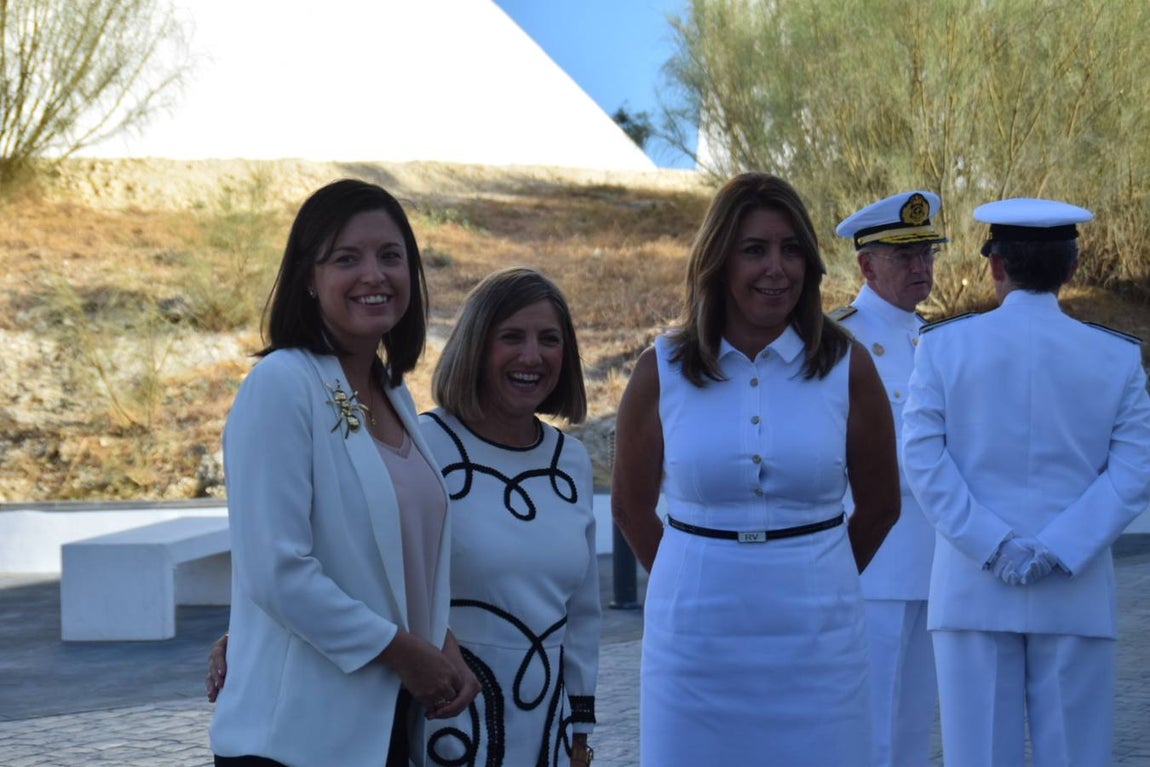 Don Felipe descubre la placa que inaugura el Laboratorio de Hora