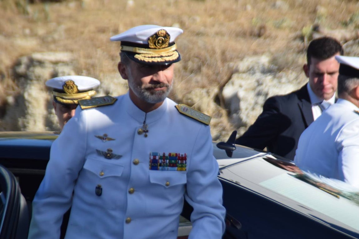 Don Felipe descubre la placa que inaugura el Laboratorio de Hora