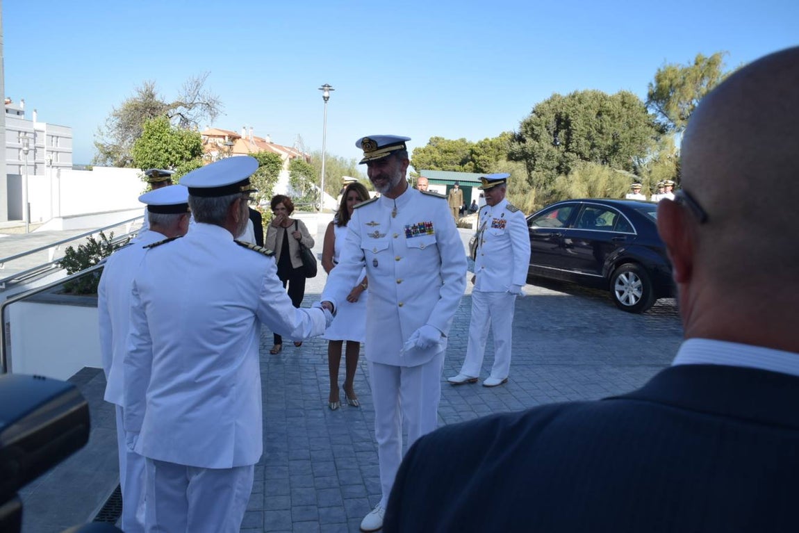 Don Felipe descubre la placa que inaugura el Laboratorio de Hora