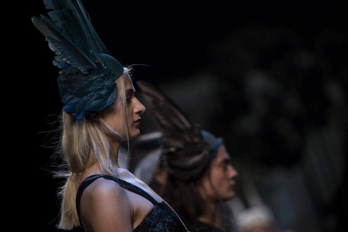 Vestidos sueltos, muy largos y con aire romántico, combinado con caftanes. 