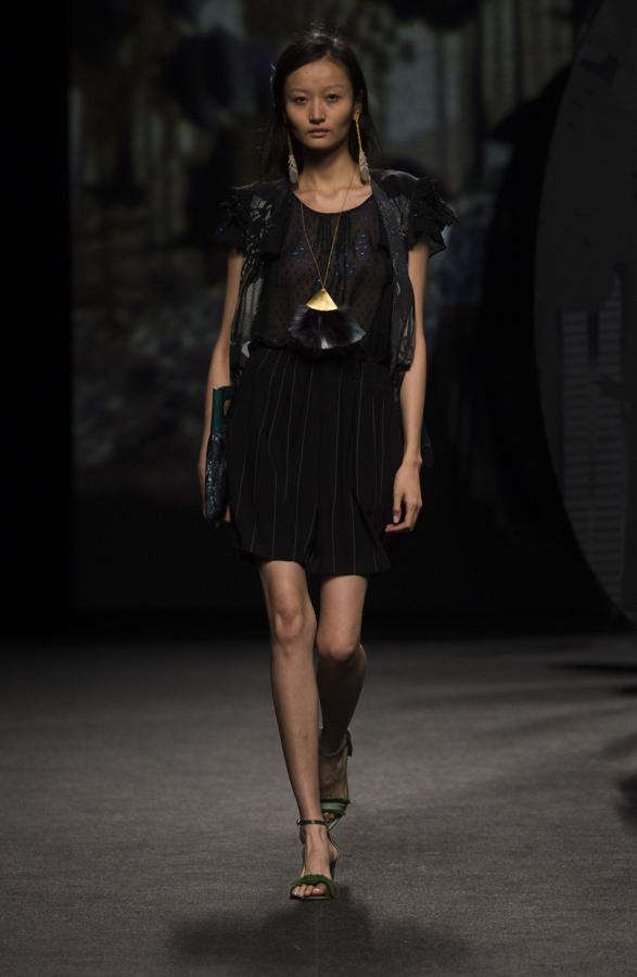 Vestidos sueltos, muy largos y con aire romántico, combinado con caftanes. 