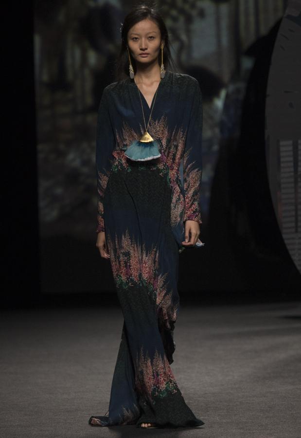 Vestidos sueltos, muy largos y con aire romántico, combinado con caftanes. 