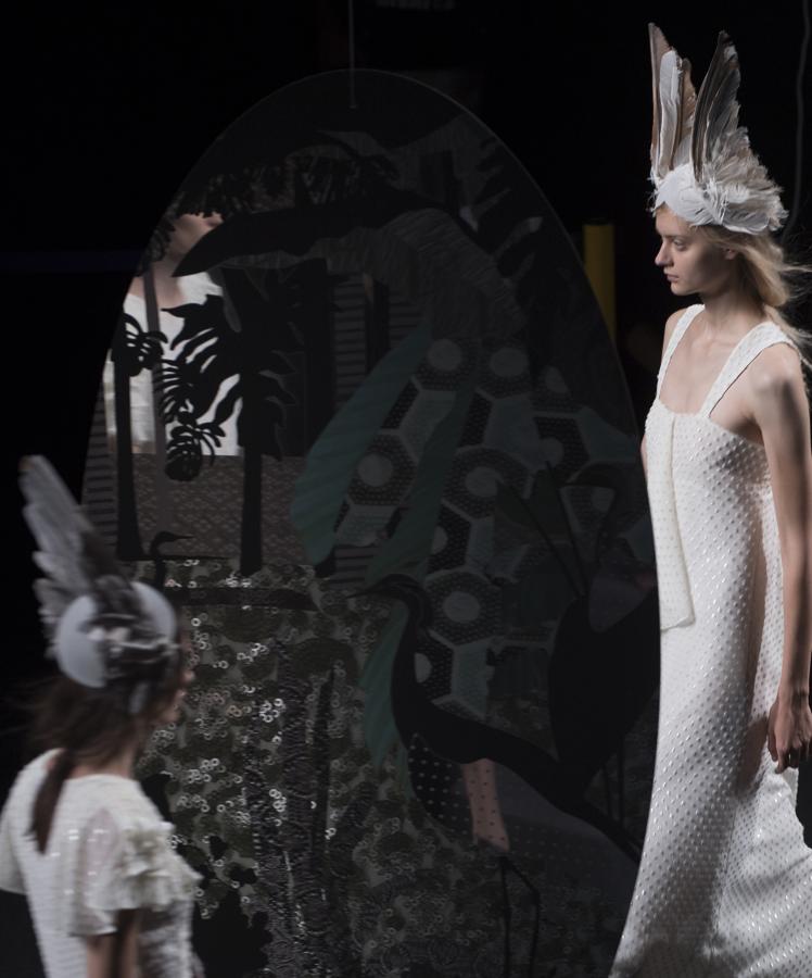 Vestidos sueltos, muy largos y con aire romántico, combinado con caftanes. 