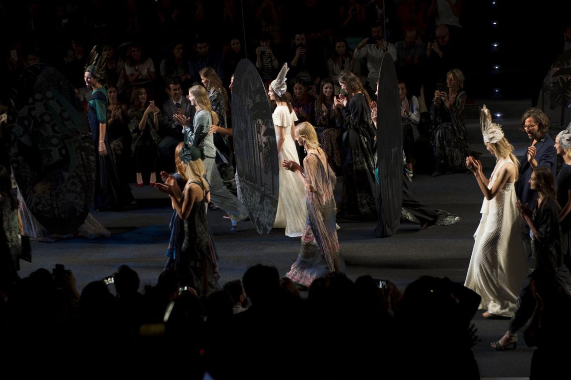 Vestidos sueltos, muy largos y con aire romántico, combinado con caftanes. 