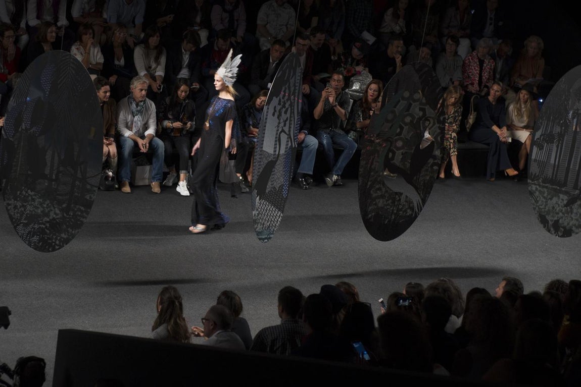 Vestidos sueltos, muy largos y con aire romántico, combinado con caftanes. 