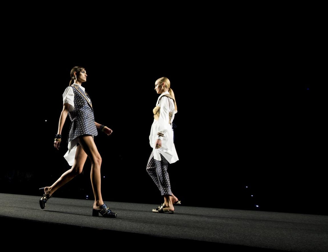 Ana Locking se atreve con todo y demuestra pasarela tras pasarela que no tiene límites. 