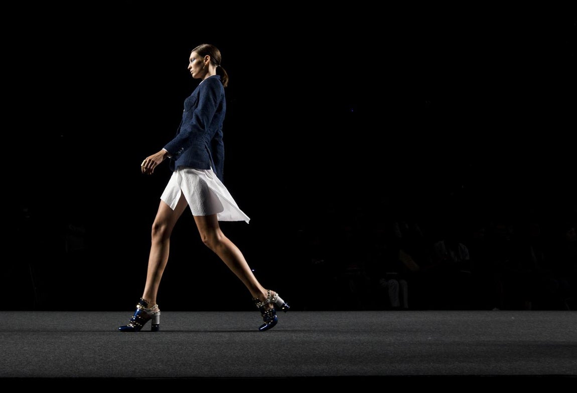 Ana Locking se atreve con todo y demuestra pasarela tras pasarela que no tiene límites. 