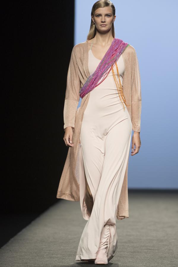 Siempre con su mirada a los años 70, pero con las ideas claras de cómo vestir a una mujer elegante del siglo XXI. 