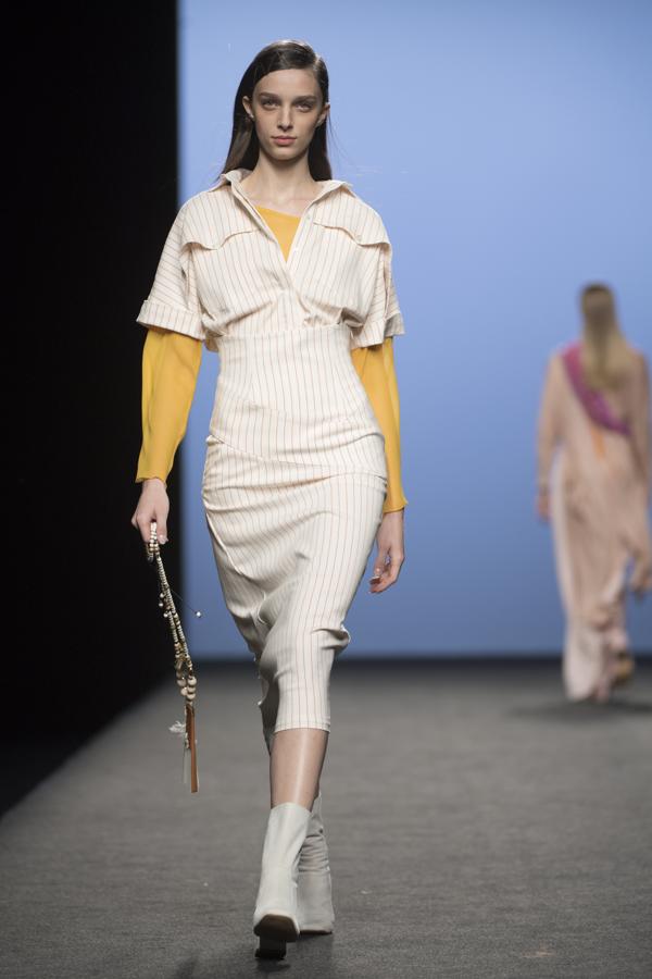 Siempre con su mirada a los años 70, pero con las ideas claras de cómo vestir a una mujer elegante del siglo XXI. 