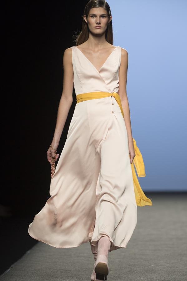 Siempre con su mirada a los años 70, pero con las ideas claras de cómo vestir a una mujer elegante del siglo XXI. 