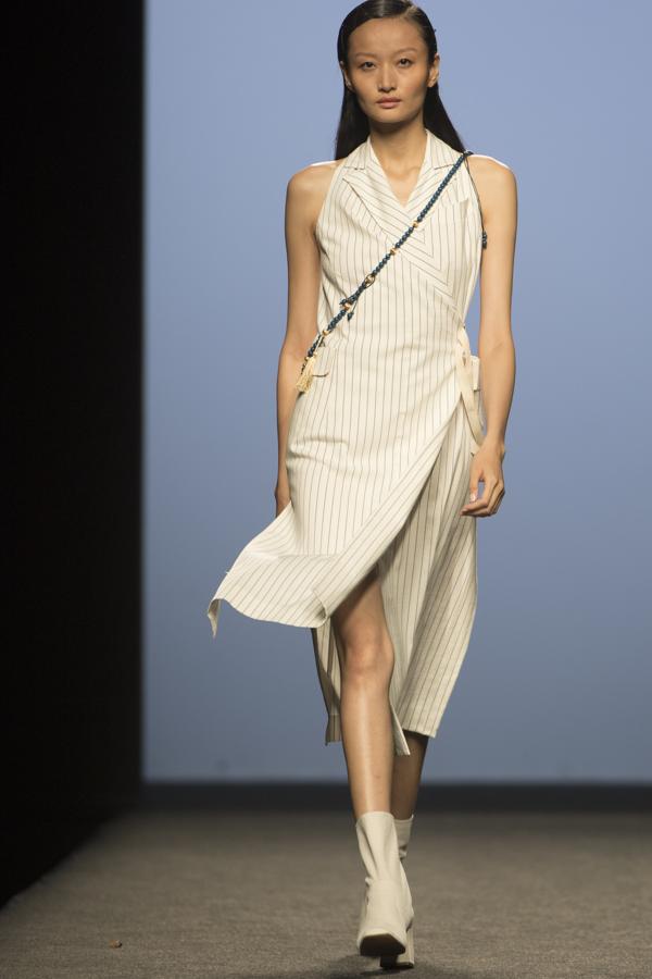 Siempre con su mirada a los años 70, pero con las ideas claras de cómo vestir a una mujer elegante del siglo XXI. 