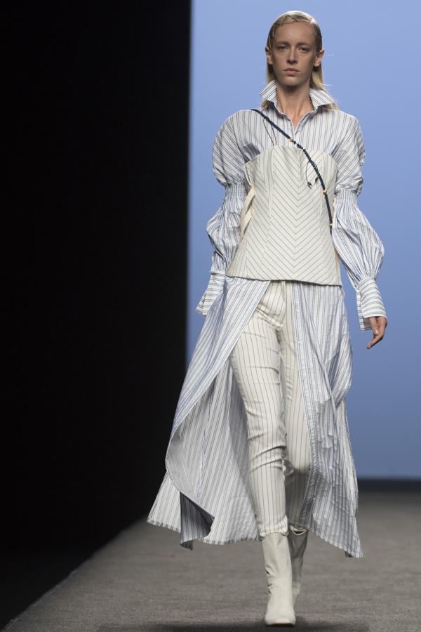 Siempre con su mirada a los años 70, pero con las ideas claras de cómo vestir a una mujer elegante del siglo XXI. 