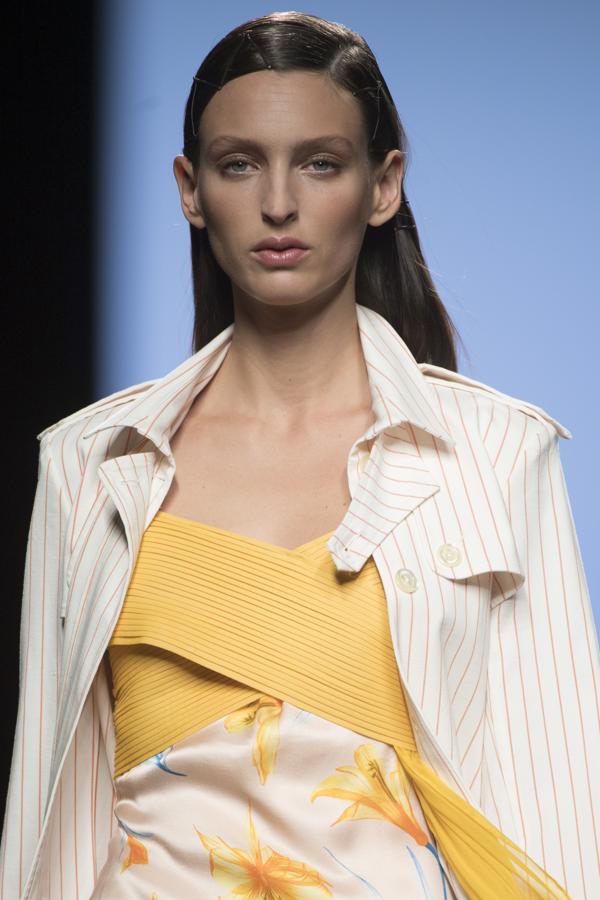 Siempre con su mirada a los años 70, pero con las ideas claras de cómo vestir a una mujer elegante del siglo XXI. 