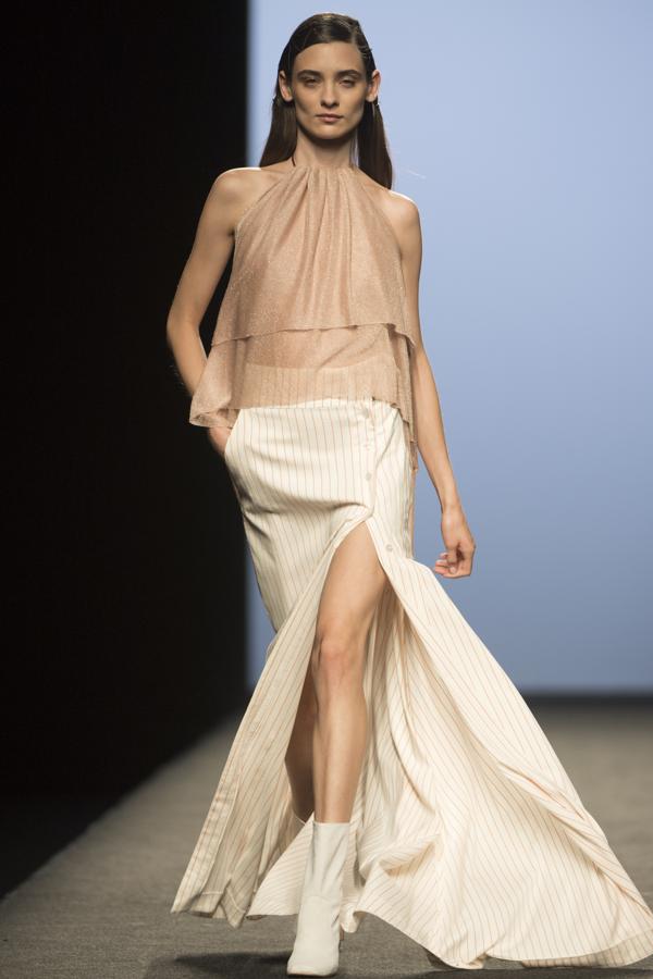 Con el juego de la superposición como aliado, ha configurado «looks» actuales, en sedas, georgette, gasas, popelíny algodón. 