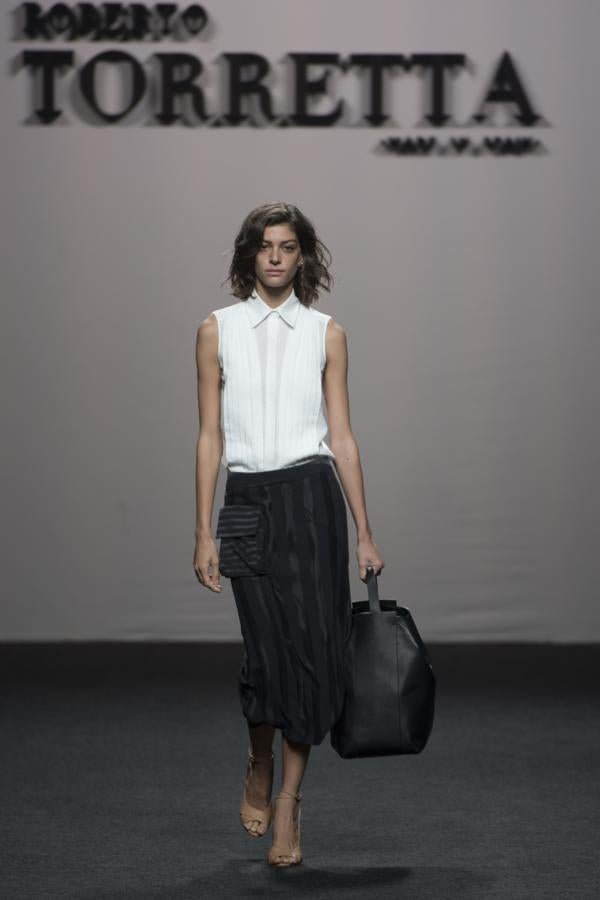 Mezcla de largos y volúmenes con un denominador común: siluetas sueltas ajustadas a la cintura mediante complementos. 