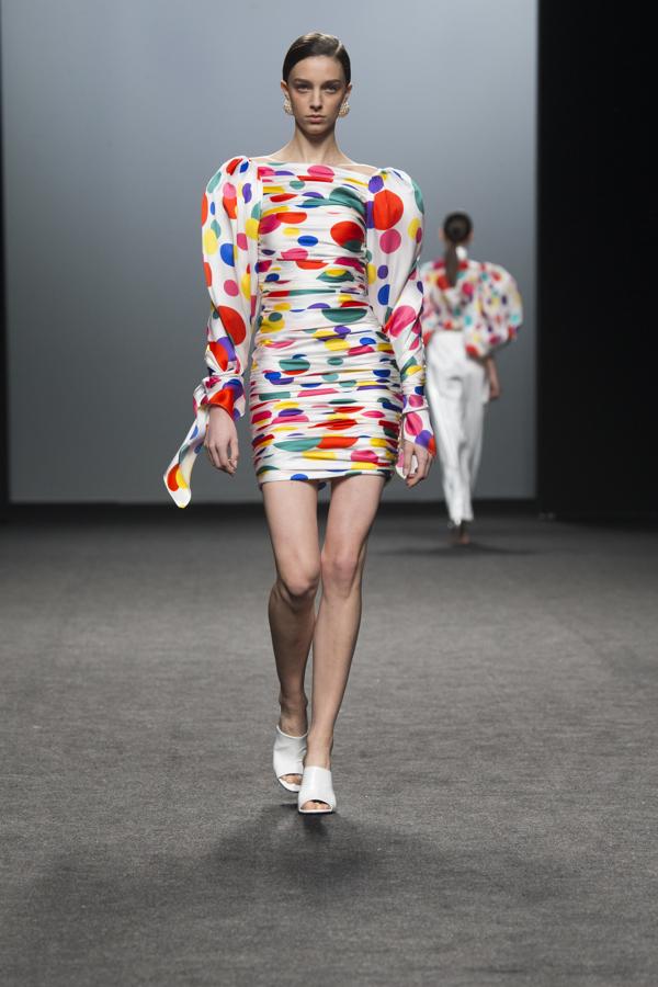 A destacar de sus prendas, la utilización del nido de abeja, muy fino y pequeño, para no dar demasiado volumen y la utilización de la manga jamón. 