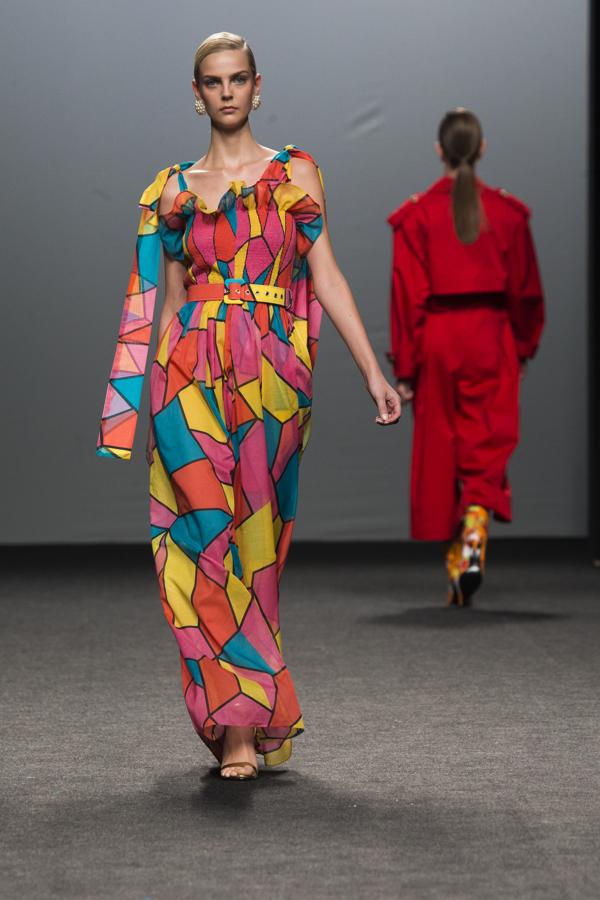 A destacar de sus prendas, la utilización del nido de abeja, muy fino y pequeño, para no dar demasiado volumen y la utilización de la manga jamón. 