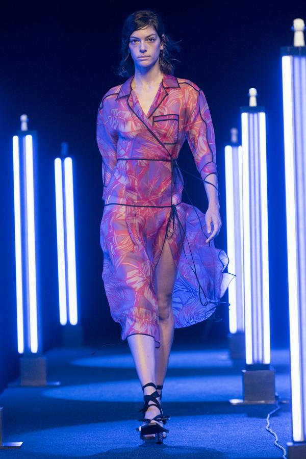 La rafia ha sido la estrella de la colección, incluida en los bajos de muchos de los vestidos, pero siempre combinado con materiales como la organza de seda. 