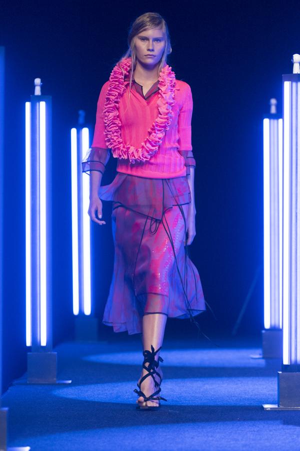 La rafia ha sido la estrella de la colección, incluida en los bajos de muchos de los vestidos, pero siempre combinado con materiales como la organza de seda. 