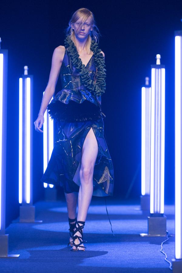 La rafia ha sido la estrella de la colección, incluida en los bajos de muchos de los vestidos, pero siempre combinado con materiales como la organza de seda. 