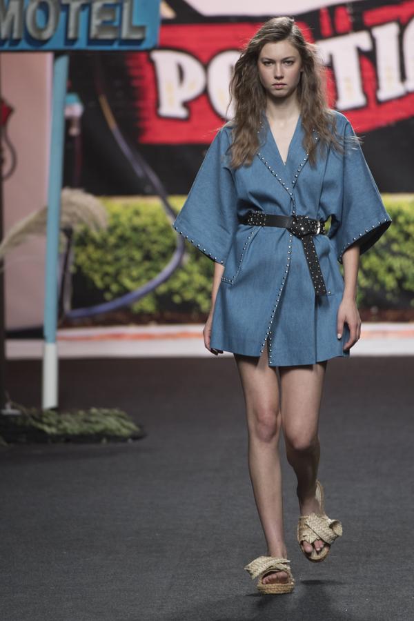 Tweed ligeros, gasas y sedas, en colores tierra, ocres, caldera, asemejaban las tierras de la Ruta 66 de Oklahoma. 